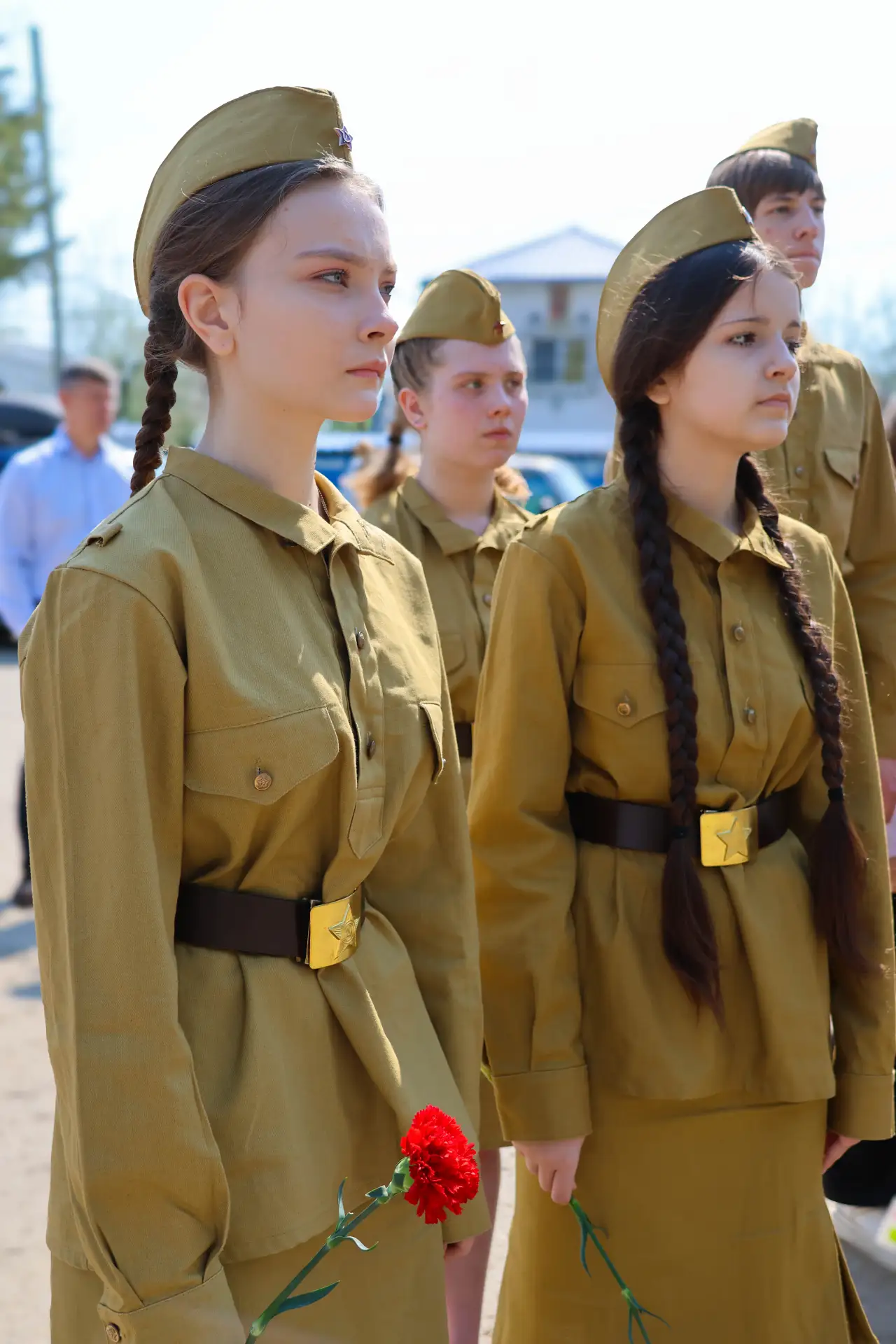 🌟 Новомосковцы почтили память героев  Накануне 81-й годовщины Великой Победы у Братской могилы на Го