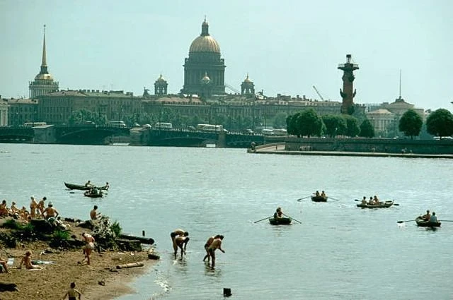 Купальщики на берегу Невы у Петропавловской крепости, 1971 год.