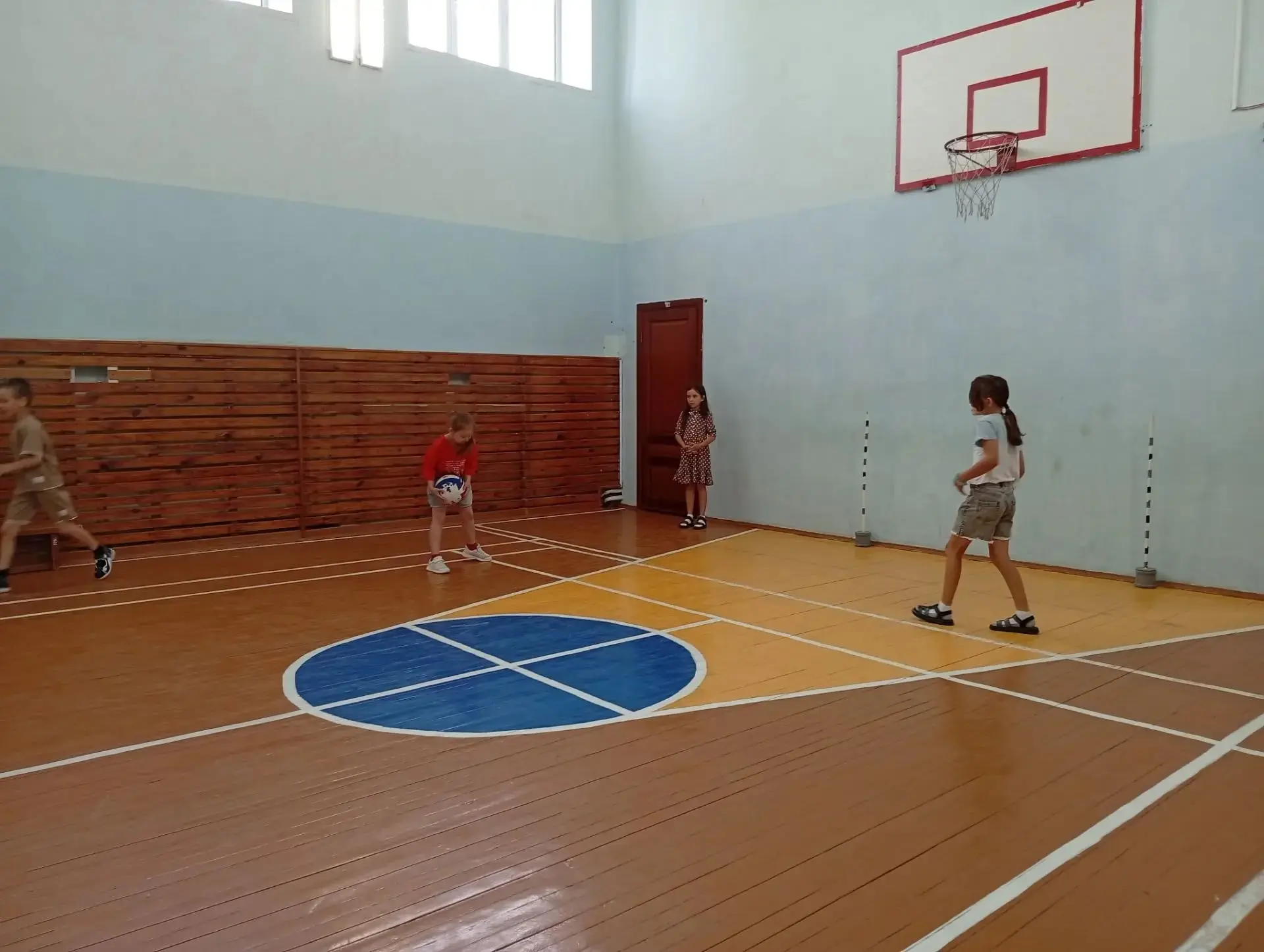 Подвижные игры в спортивном зале.
