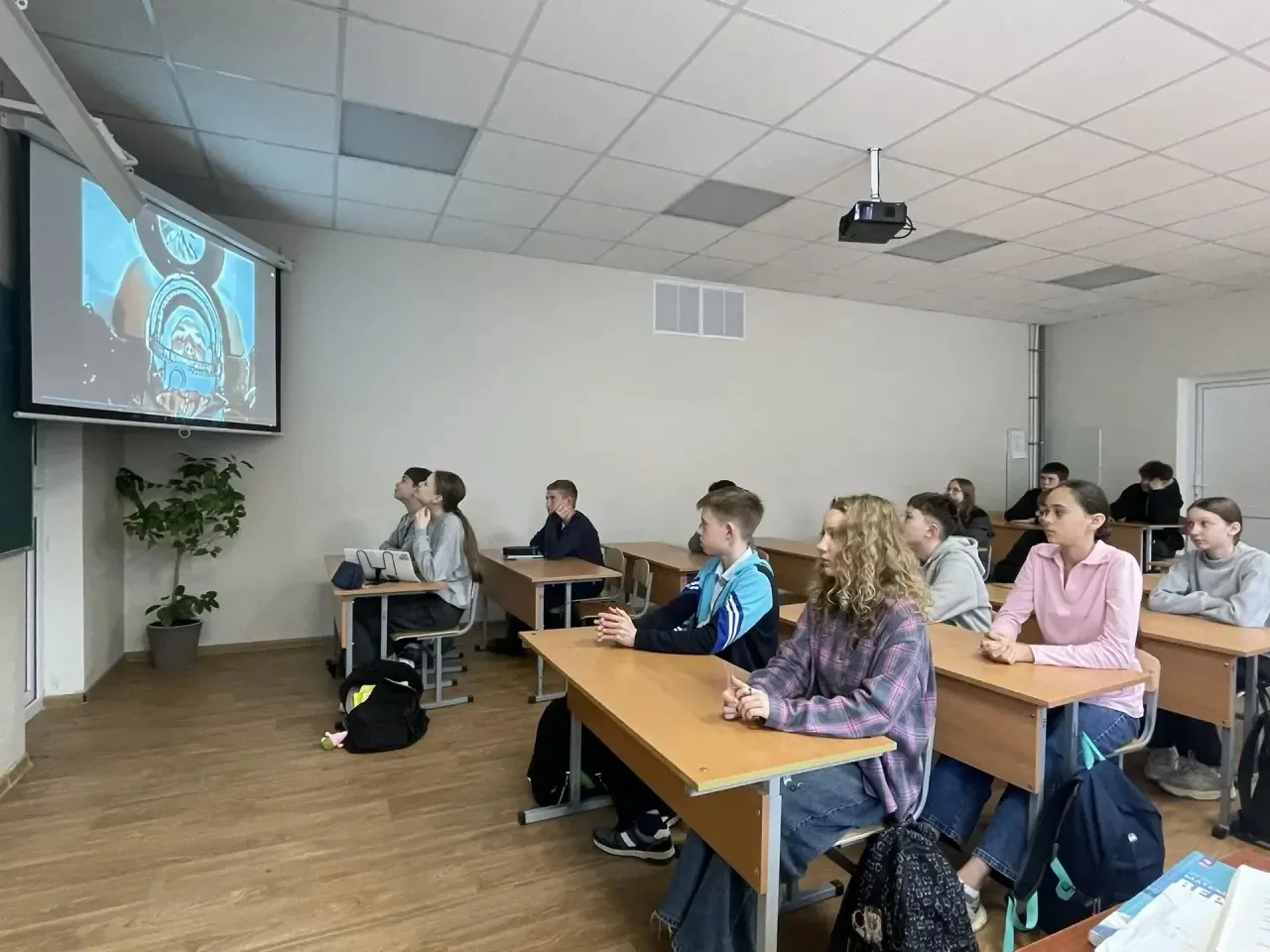 🇷🇺 От первого класса до выпускного: в школе прошли Гагаринские уроки  С 6 по 10 апреля 2026 года в н