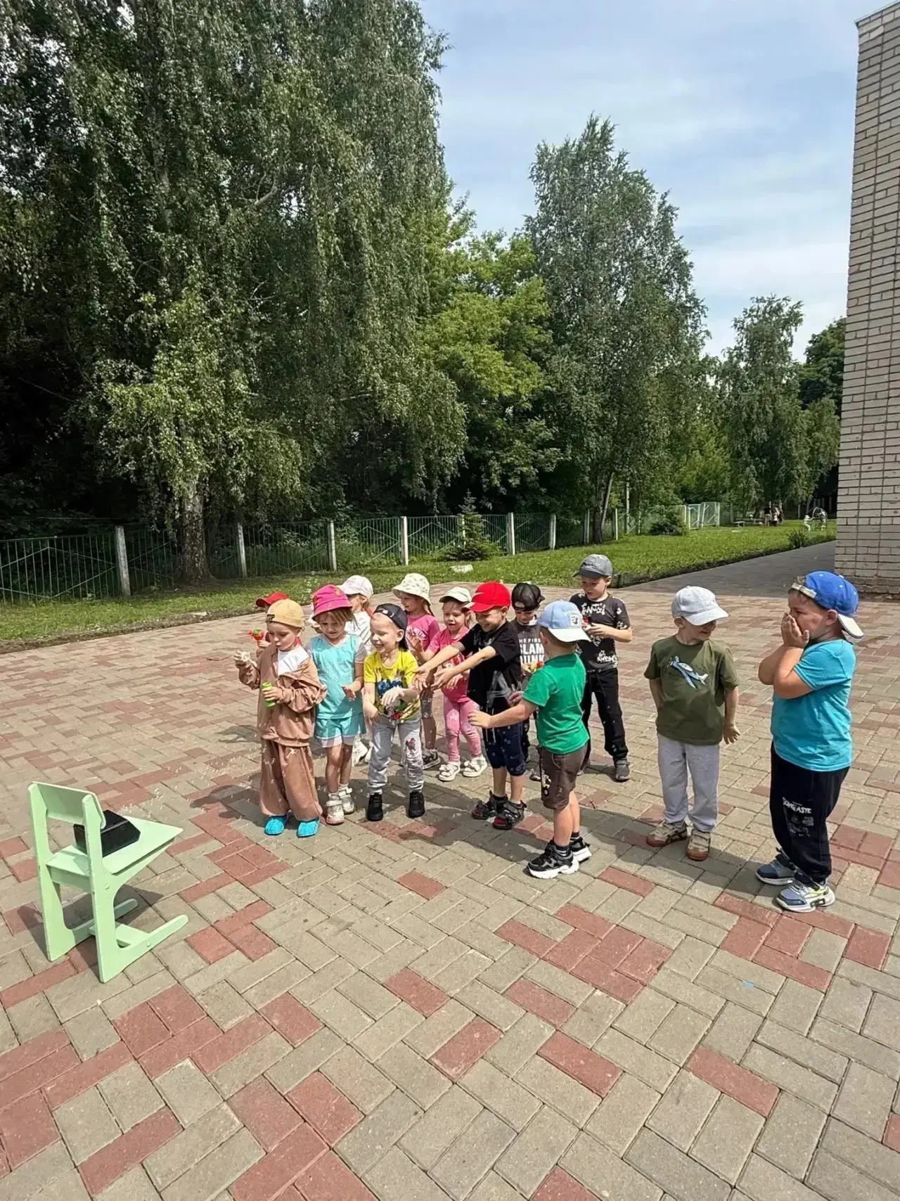 Сегодня в средней группе «Непоседы» "День мыльных пузырей".
