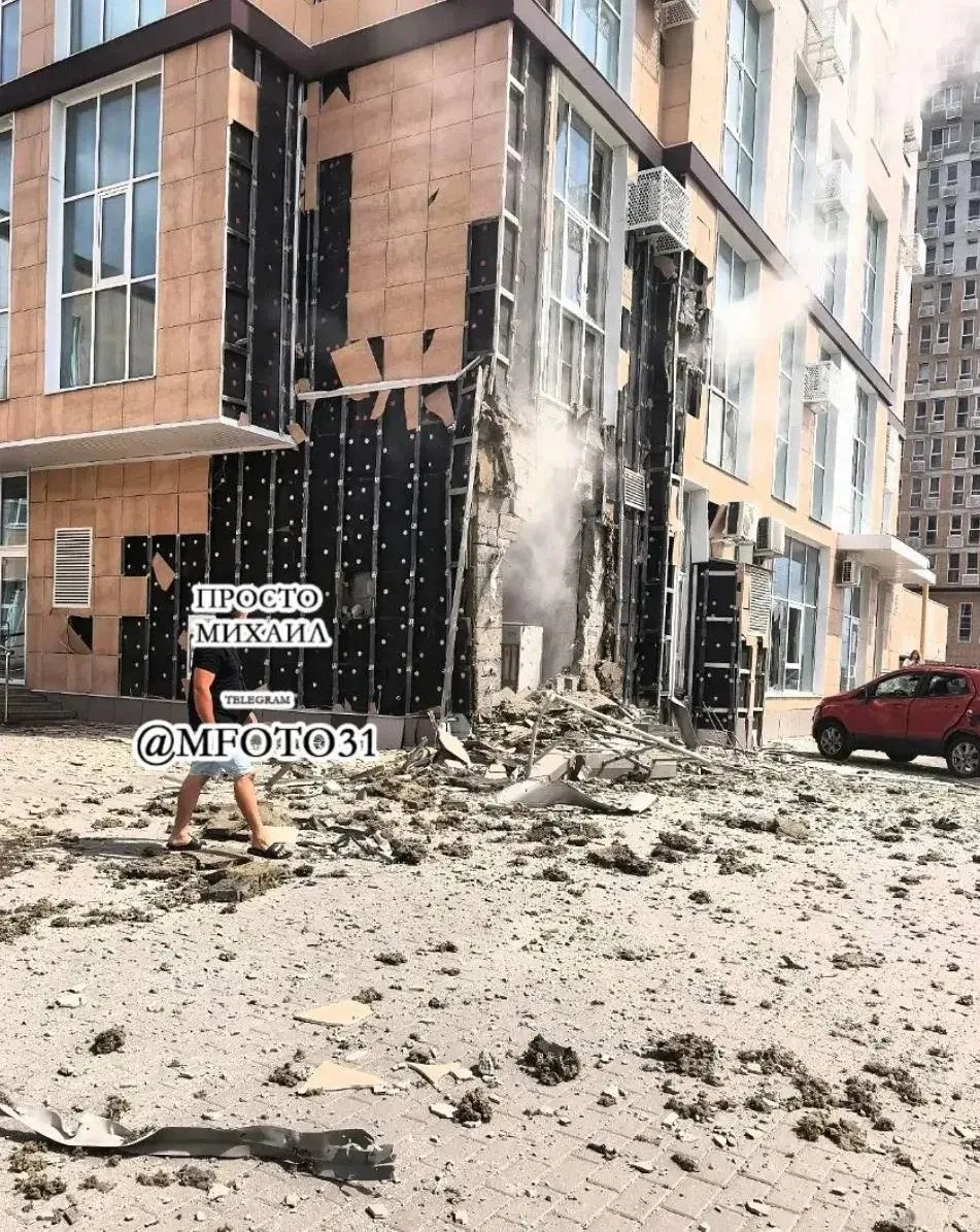 ❗️Кадры из коммерческого помещения на Есенина, куда прилетел вражеский беспилотник.