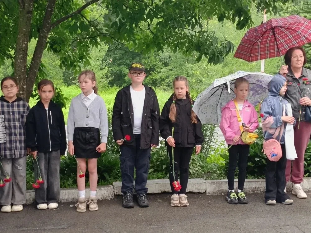 🪖В Суражевке почтили память героев‑земляков🪖

📍22 июня у памятника‑мемориала погибшим землякам‑су