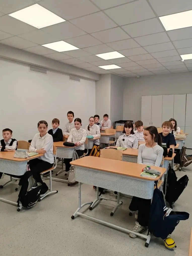 #ДуховноеВоспитание  🌟 Сегодня в 6В классе прошла особенная встреча — к ребятам пришёл гость, клирик