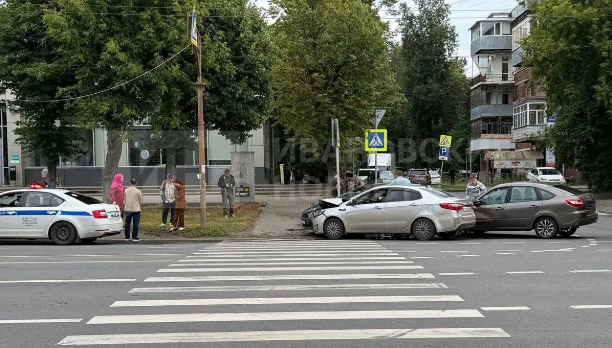 В Иванове на одной из центральных улиц произошло тройное столкновение легковушек