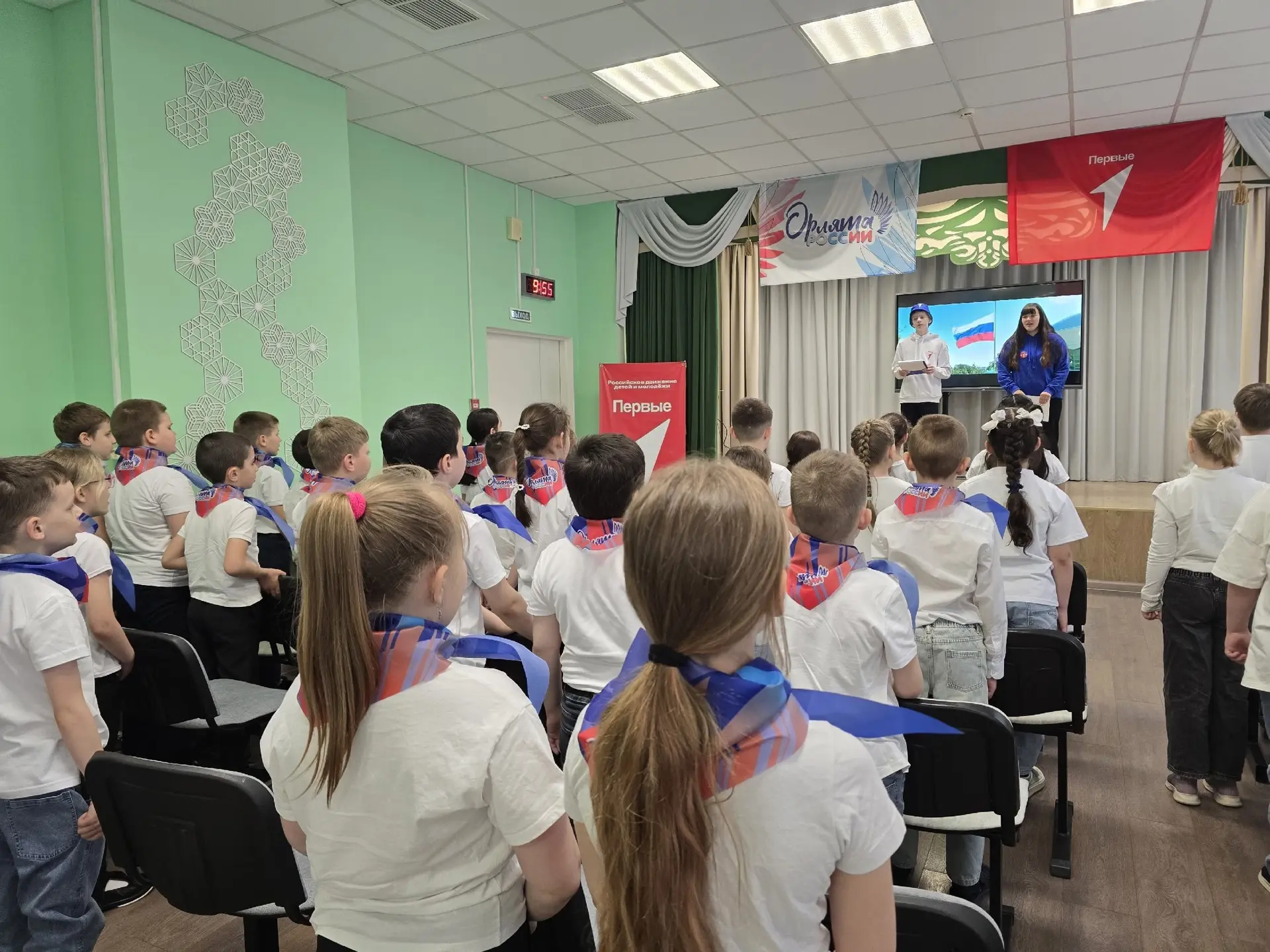 🇷🇺 Посвящение в Орлята России.  В школе прошла торжественная церемония посвящения учеников в «Орлята