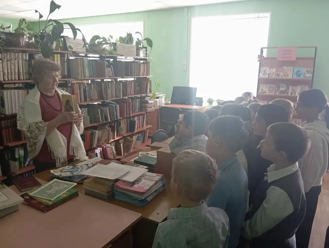 1 октября 1А класс пришел на экскурсию в школьную библиотеку. Дети увидели разнообразие...