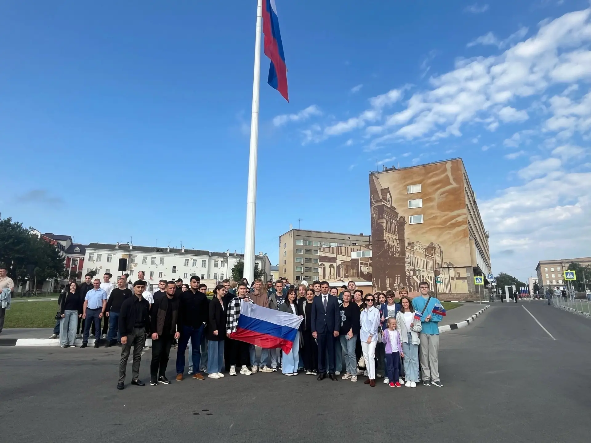 🇷🇺 Студенты и сотрудники ОГУ имени И.С. Тургенева приняли участие в торжественном под...