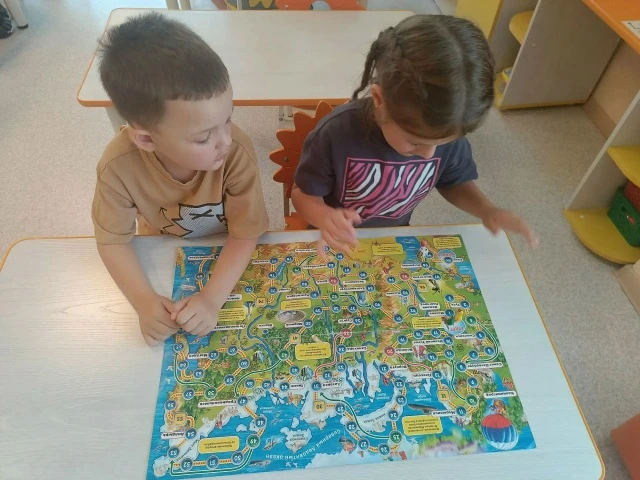 - Маленькие партии с большим смыслом. В настольных играх дети учатся самому главному — дружить!
- Не