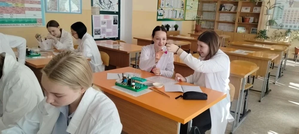 🧪 От теории к практике: Химические свойства металлов   ✔️На уроке химии в 11 классе ребята провели и