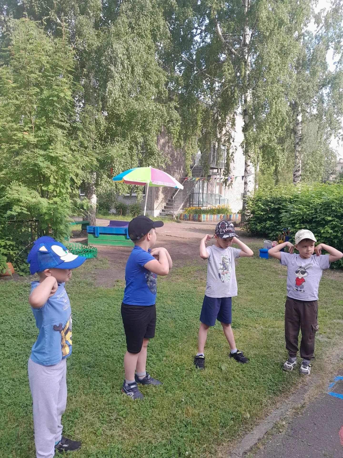🌞В летний период утро в нашем детском саду начинается бодро - с утренней гимнастики на свежем возду