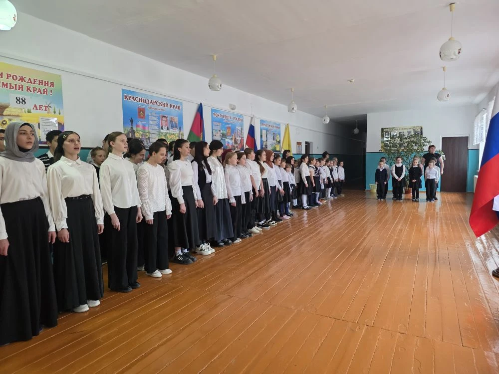Утро понедельника началось с прохлады, но в стенах школы было по-настоящему тепло. Начало очередной 