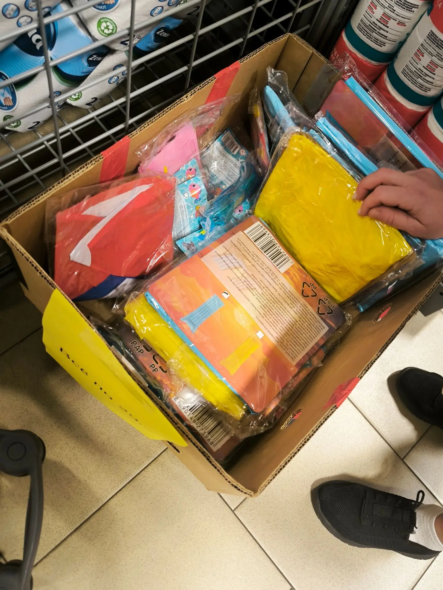 В Пятерочке по 29р, круги, матрасы, подушки, нарукавники и тд, очки по 9