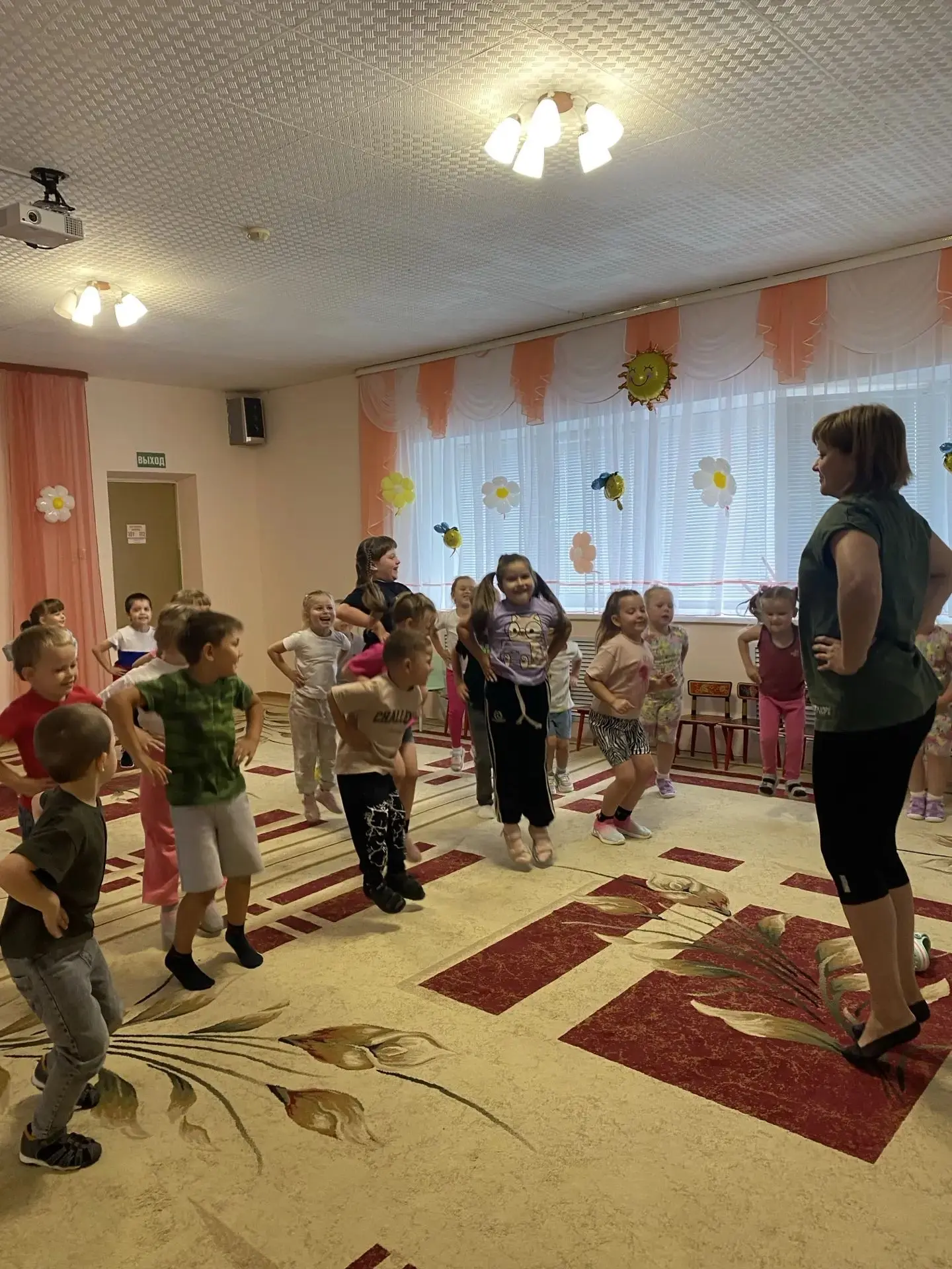 🌸В нашем детском саду прошло праздничное✨️ мероприятие — «Игровая дискотека». Повод был самый радос