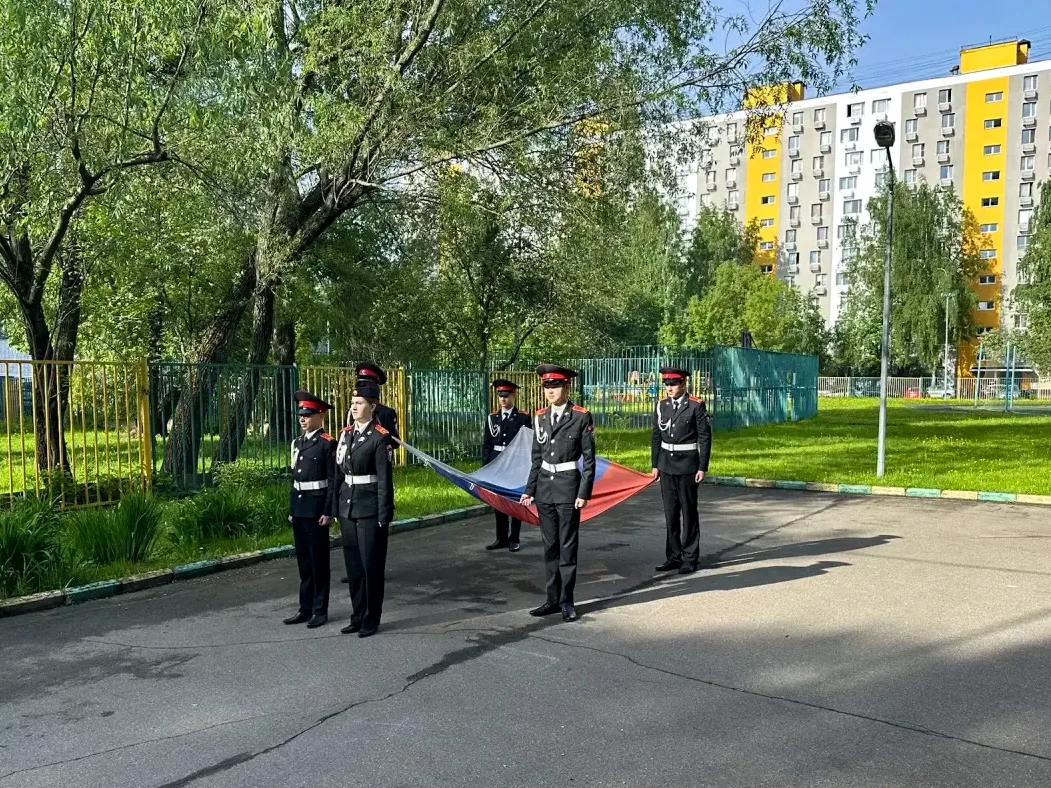 ТОРЖЕСТВЕННЫЙ СТАРТ НОВОЙ НЕДЕЛИ 🇷🇺  Финальная полная учебная неделя в нашей школе по традиции начал