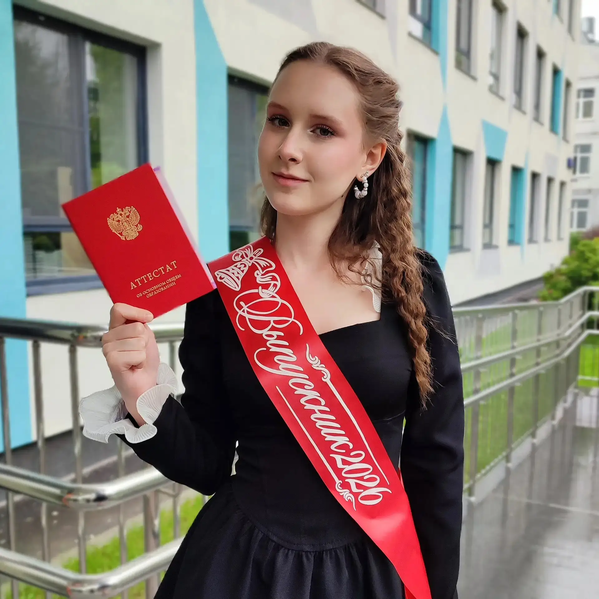 Наша ученица Дарья радуется отличным результатам,  мы вместе с ней!

Она окончила 9 класс с красным 