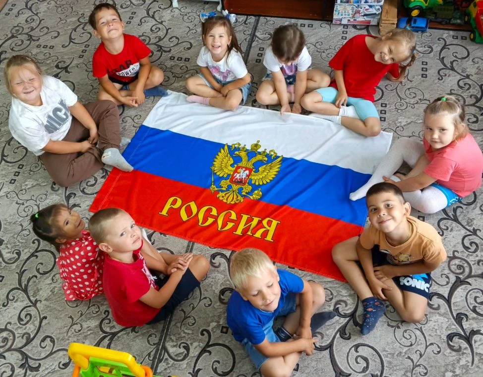 Триколор — это флаг нашего огромного государства, нашей дорогой Родины, любимой России!...