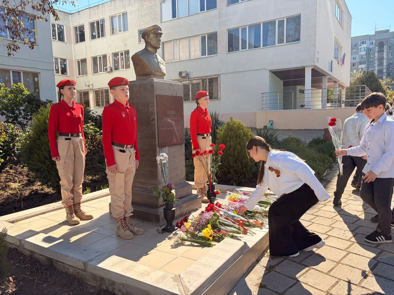 💐«Цветы у обелиска»💐  ⭐️В преддверии 9 Мая учащиеся нашей школы с гордостью присоединились к Всеросс