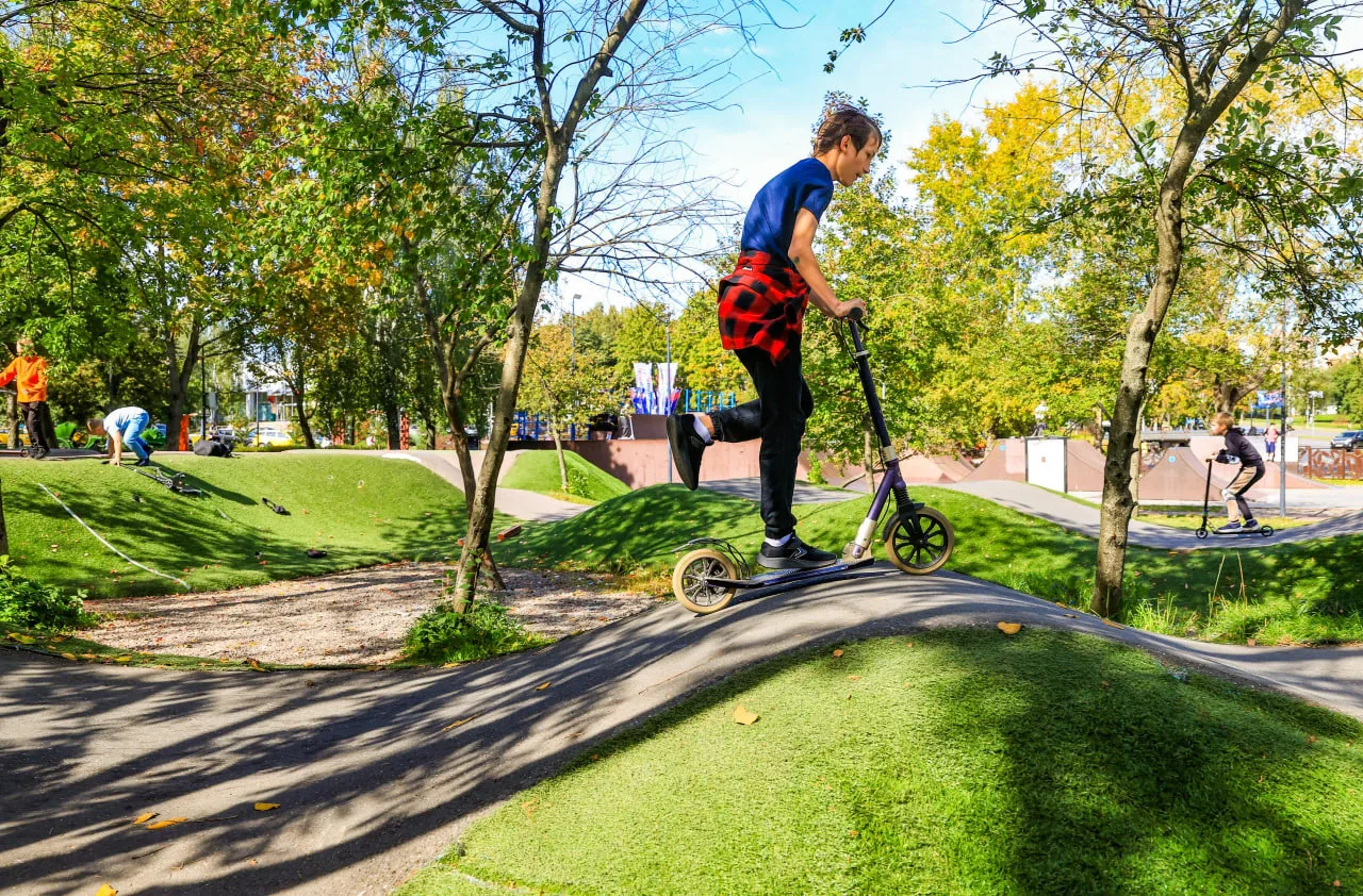 🛹 На фото один из самых известных скейт-парков в ЮАО на Кавказском бульваре.

❓ Что еще интересного
