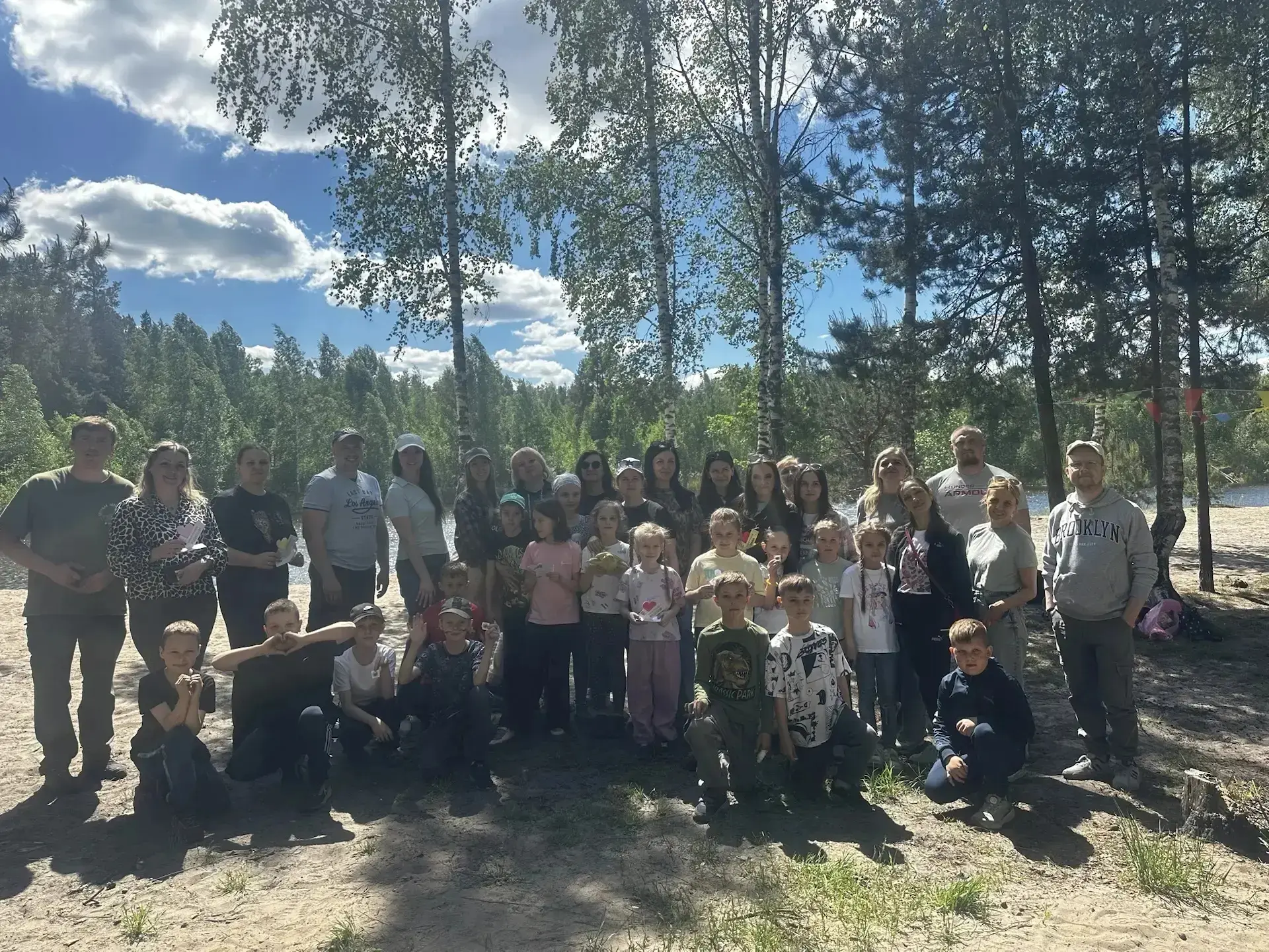 🌿 Природа сейчас особенно красива, а дети радостны — ведь скоро каникулы! ☀️ Ученики 2 «Д» класса вм
