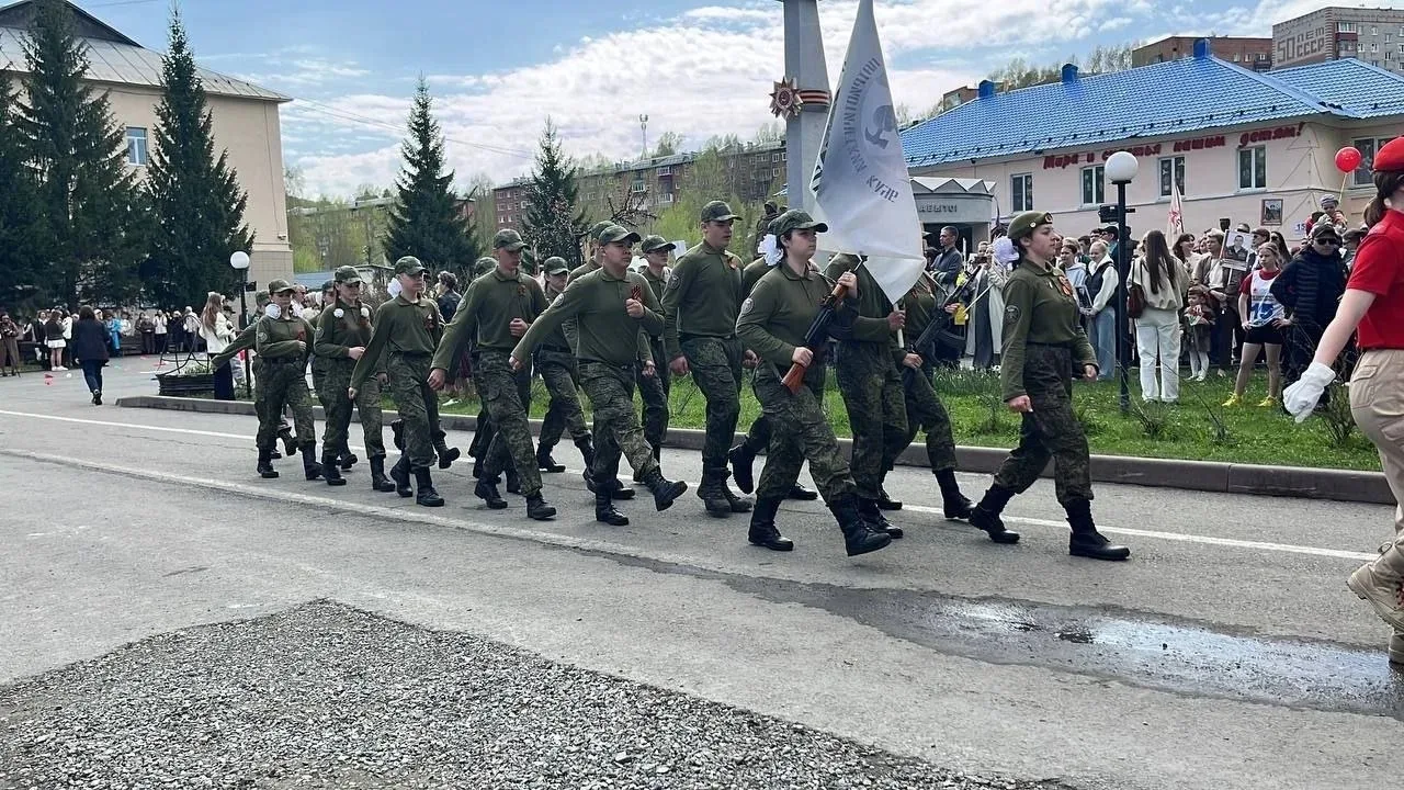 🎖В День Победы торжественным маршем по главной площади Таштагола прошел парадный расче...