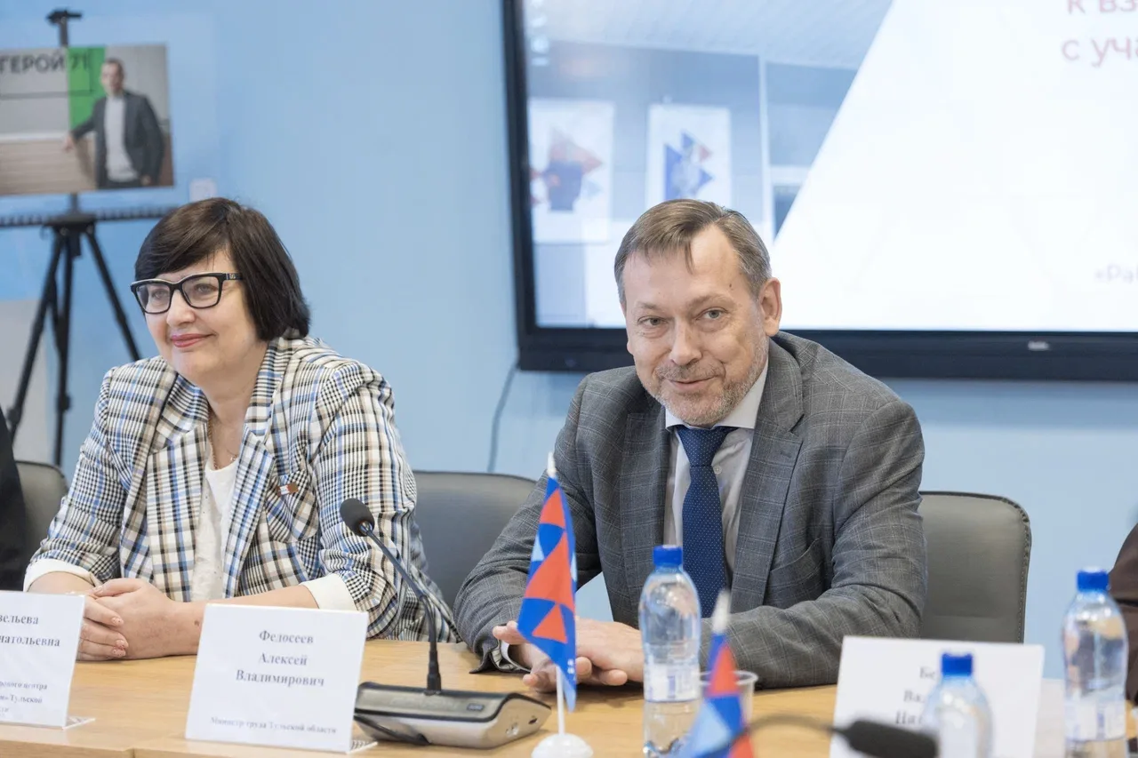 🤝В кадровом центре «Работа России» прошла стратегическая сессия с участниками федераль...