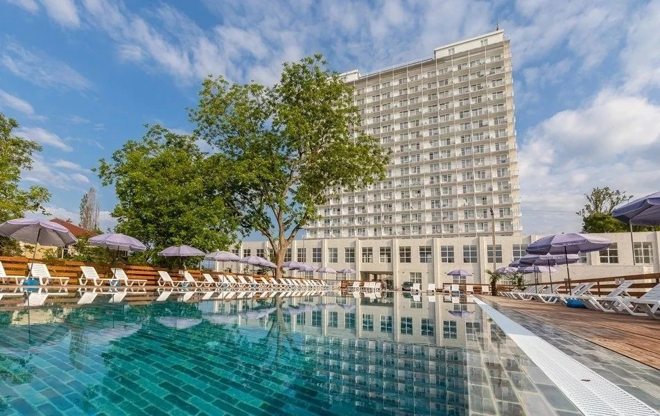🌴 Абхазия, Гудаута, с перелётом в Сочи, трансфером аэропорт-отель-аэропорт и трехразов...