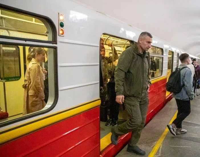 Киев в очень драматичной ситуации. Враг разносит город. Жить, как в мирное время больше...