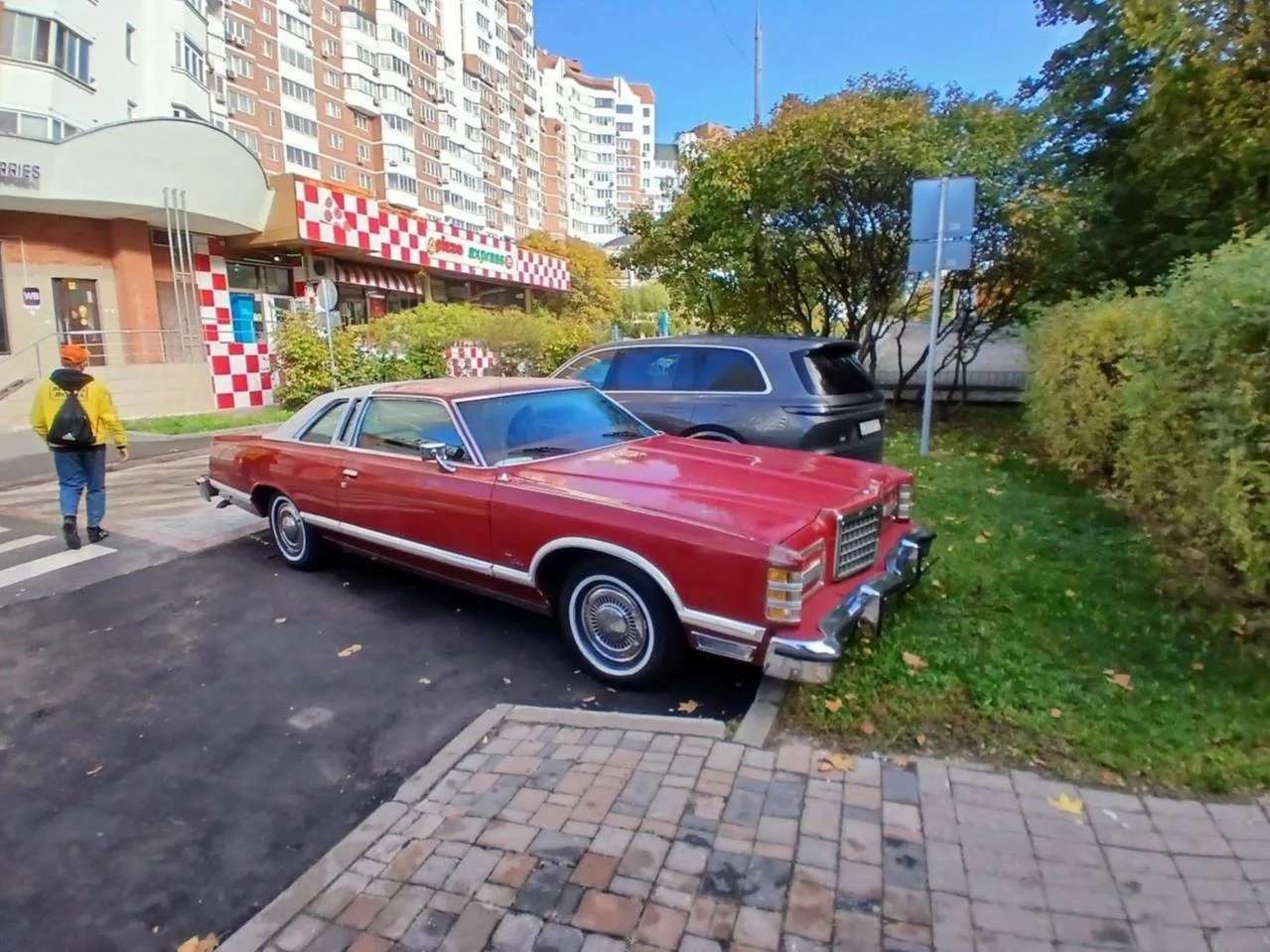 🚗 В Жулебино заметили раритетную американскую машину 80-х