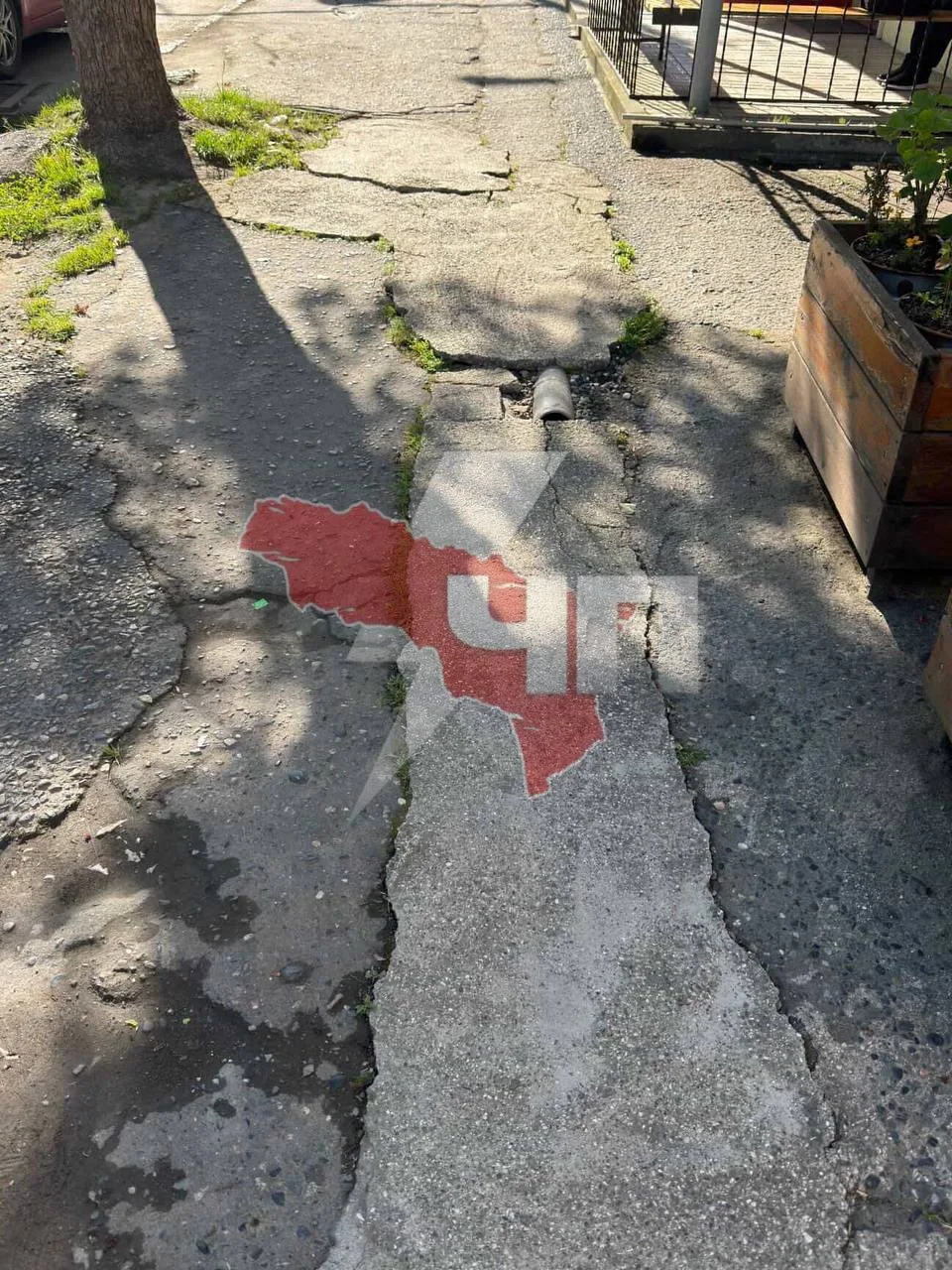 ⚡️ Жители Сухума жалуются на состояние участка тротуара на Турбазе  По словам подписчиков, после рем