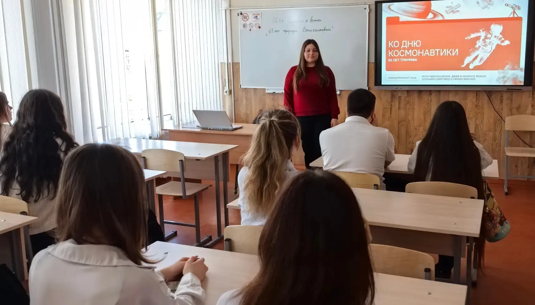Начало новой четверти — это всегда волнительно! 🌸 А сегодняшний понедельник в лицее начался как обыч
