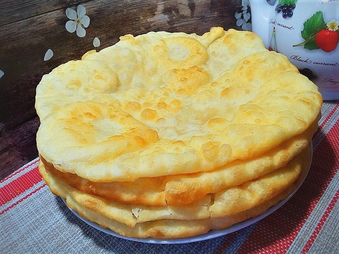 🥣 Лепёшки к чаю, которые жарю снова и снова  🔖 Ингредиенты:  Тёплое молоко — 2 стакана Яйцо — 1 шт. 
