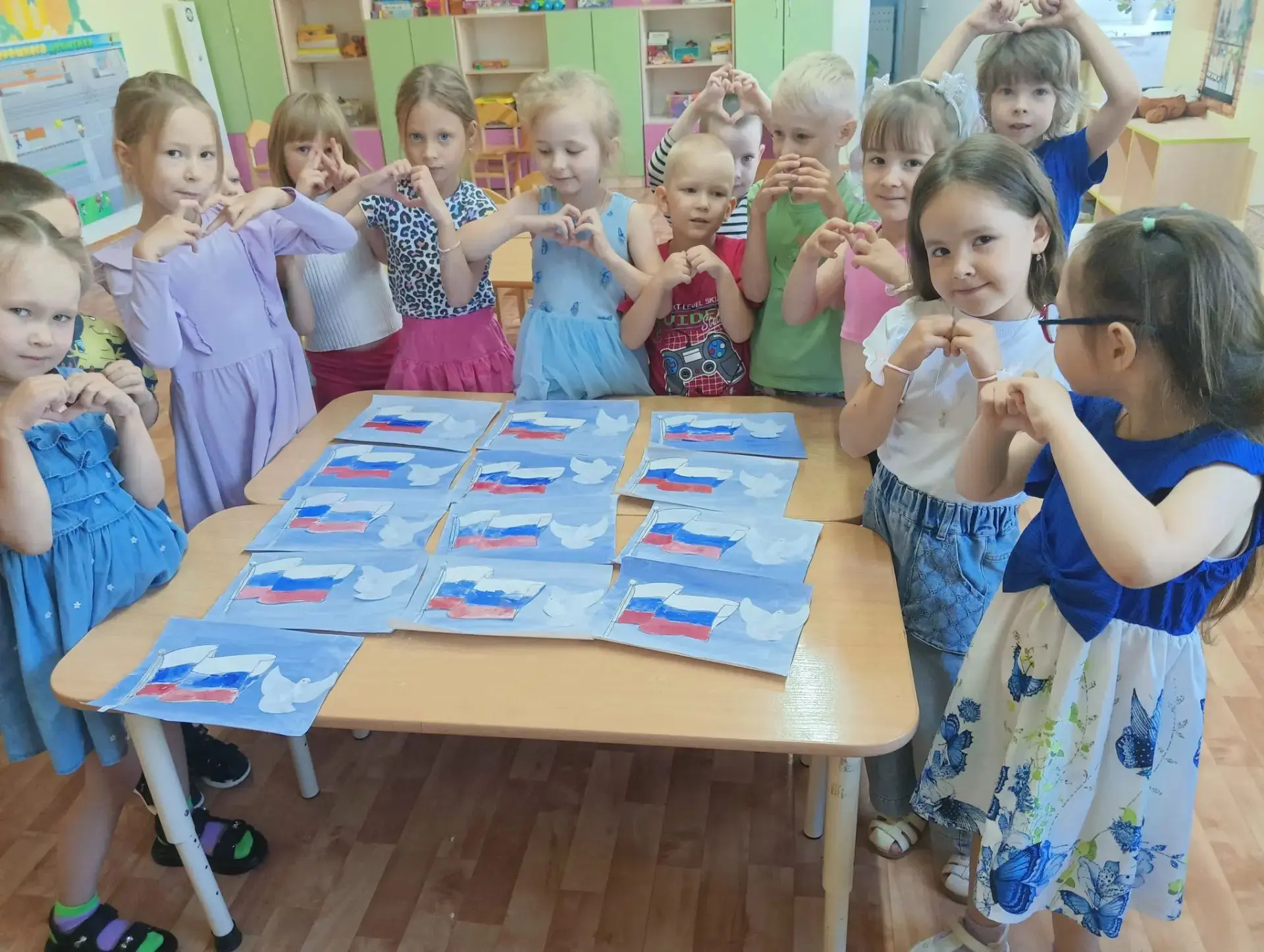 Мы готовимся ко Дню Государственного флага, и наши старшие группы не остались в стороне...