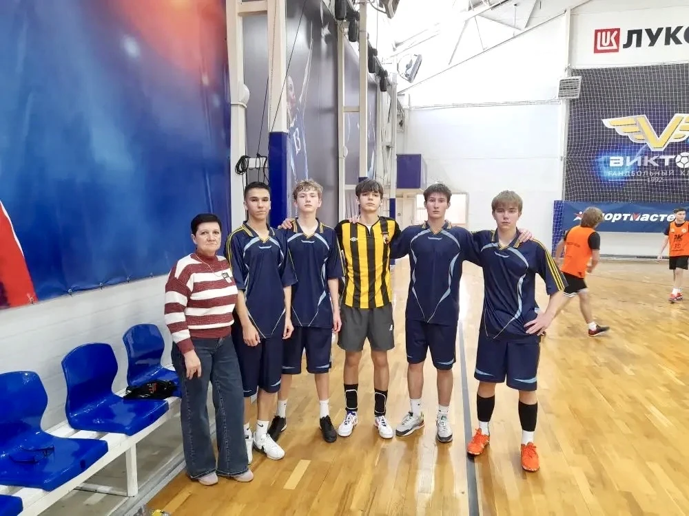 ⚽ Есть те, кто играет в футбол. А есть те, кто живет им.  Команда  футболистов нашей гимназии принял