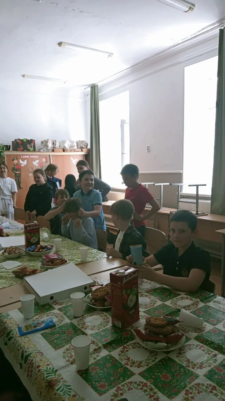 Наши пятиклассники отметили конец учебного года и поздравили имениников чаепитием со вкусной пиццей 