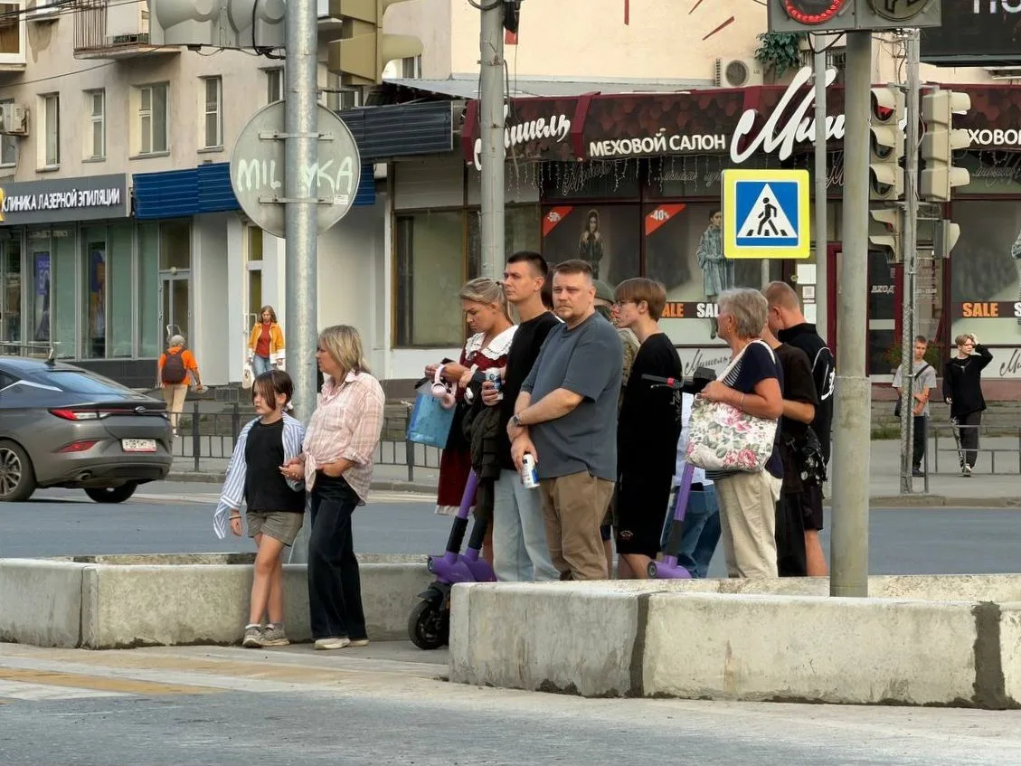 🚧На Ленинградской площади укрепляют островок безопасности после смертельного ДТП.