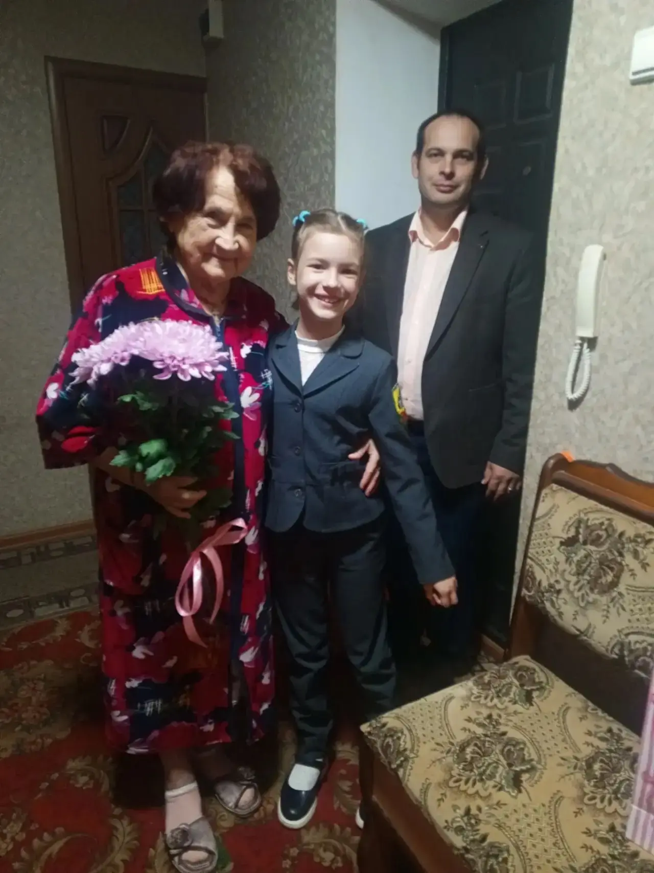 Учащиеся нашей школы поздравили ветеранов педагогического труда с профессиональным праз...