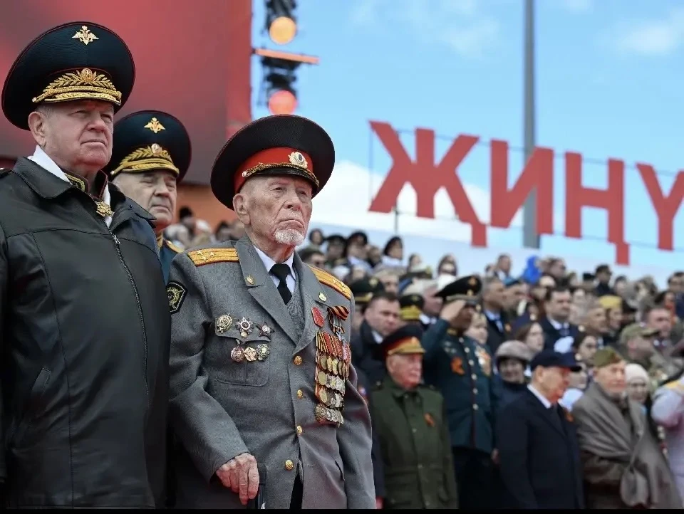 Вся стойкость нашего бабая и поколения — в одной фотографии со вчерашнего парада, посвя...
