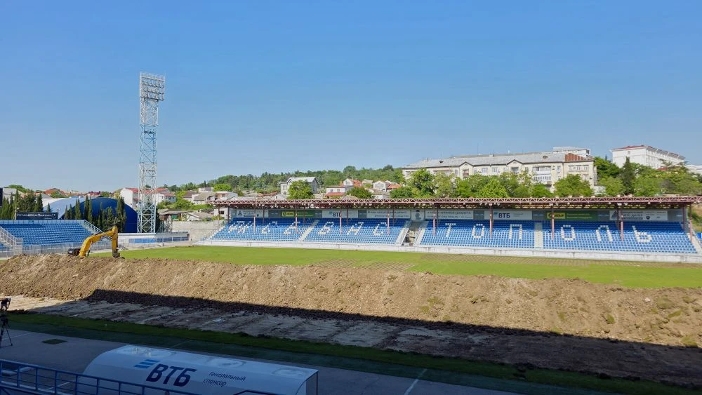 Реконструкция газона СОК «Севастополь» перешла в активную фазу🏟