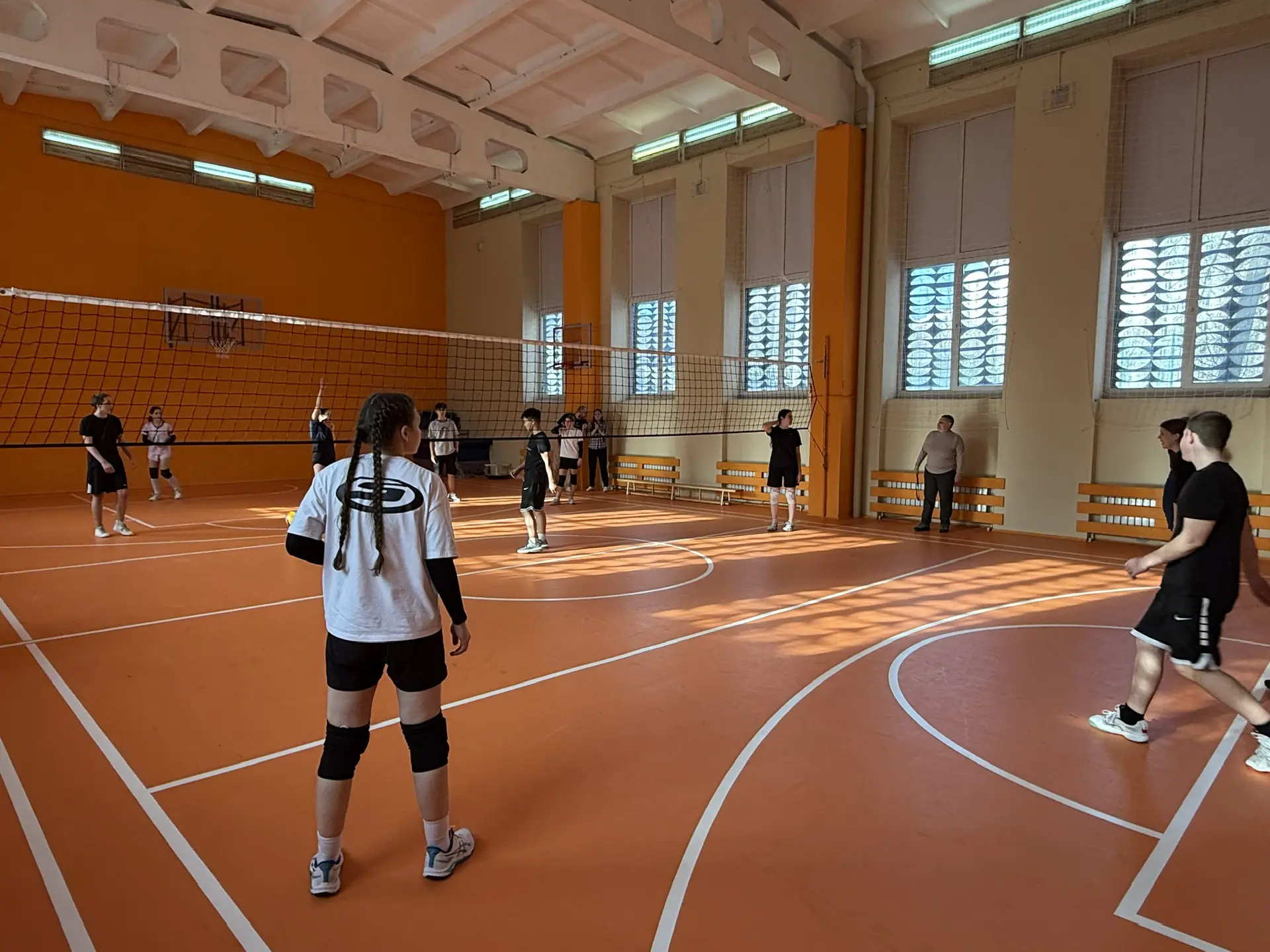 🏐 Товарищеский матч: мастерство, азарт и командный дух 🏐 в Гимназии №24!  Вчера в стенах нашей гимна