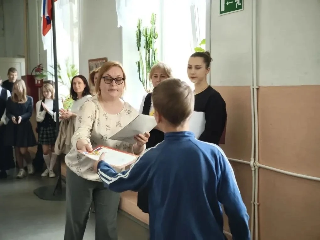 ✨ В нашей школе прошла торжественная линейка, посвящённая окончанию учебного года! ✨