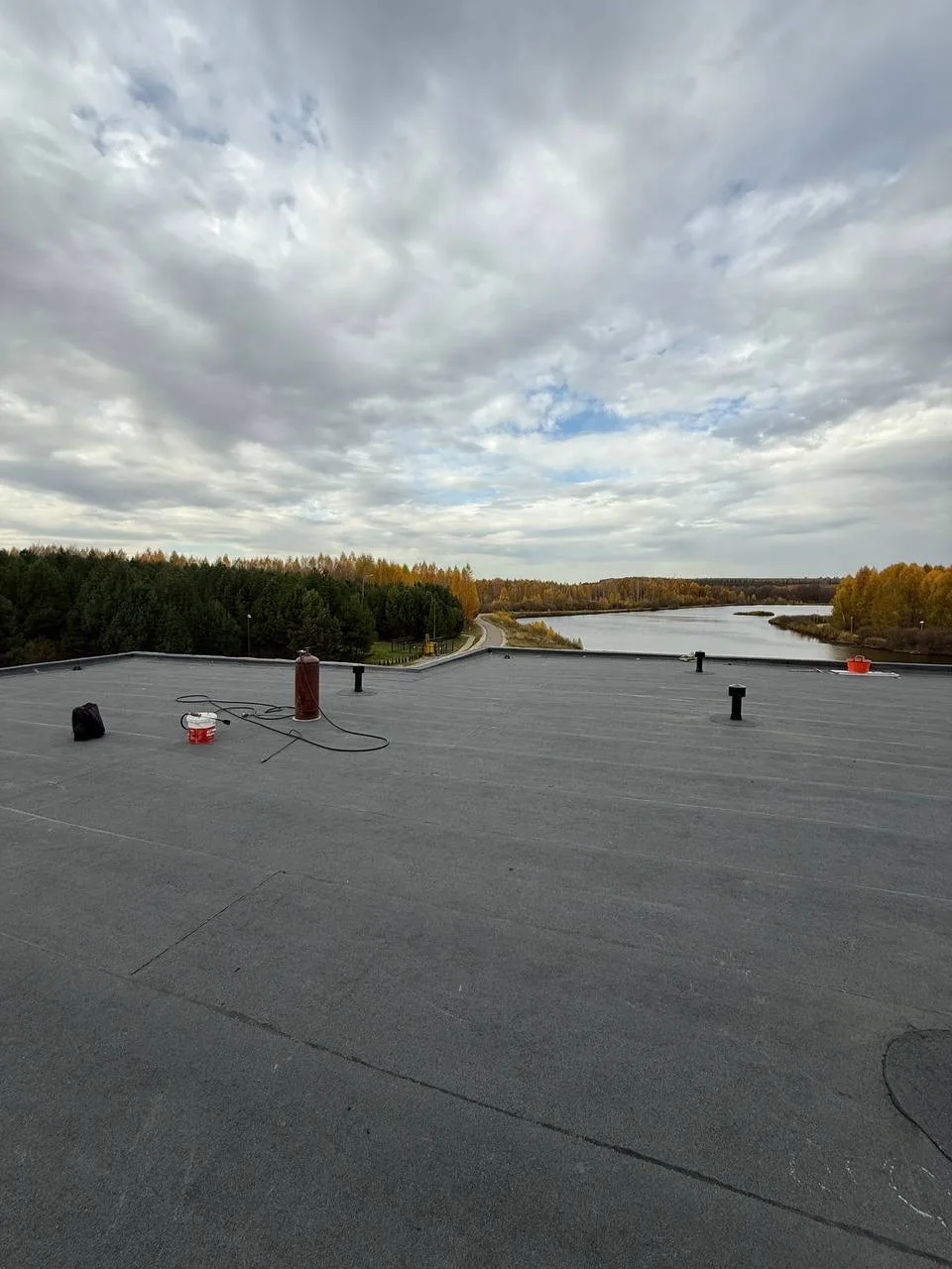 📍Мы выполнили монтаж плоской кровли в селе Мингер, общей площадью 285 м²

Наши работы включали:
📌С