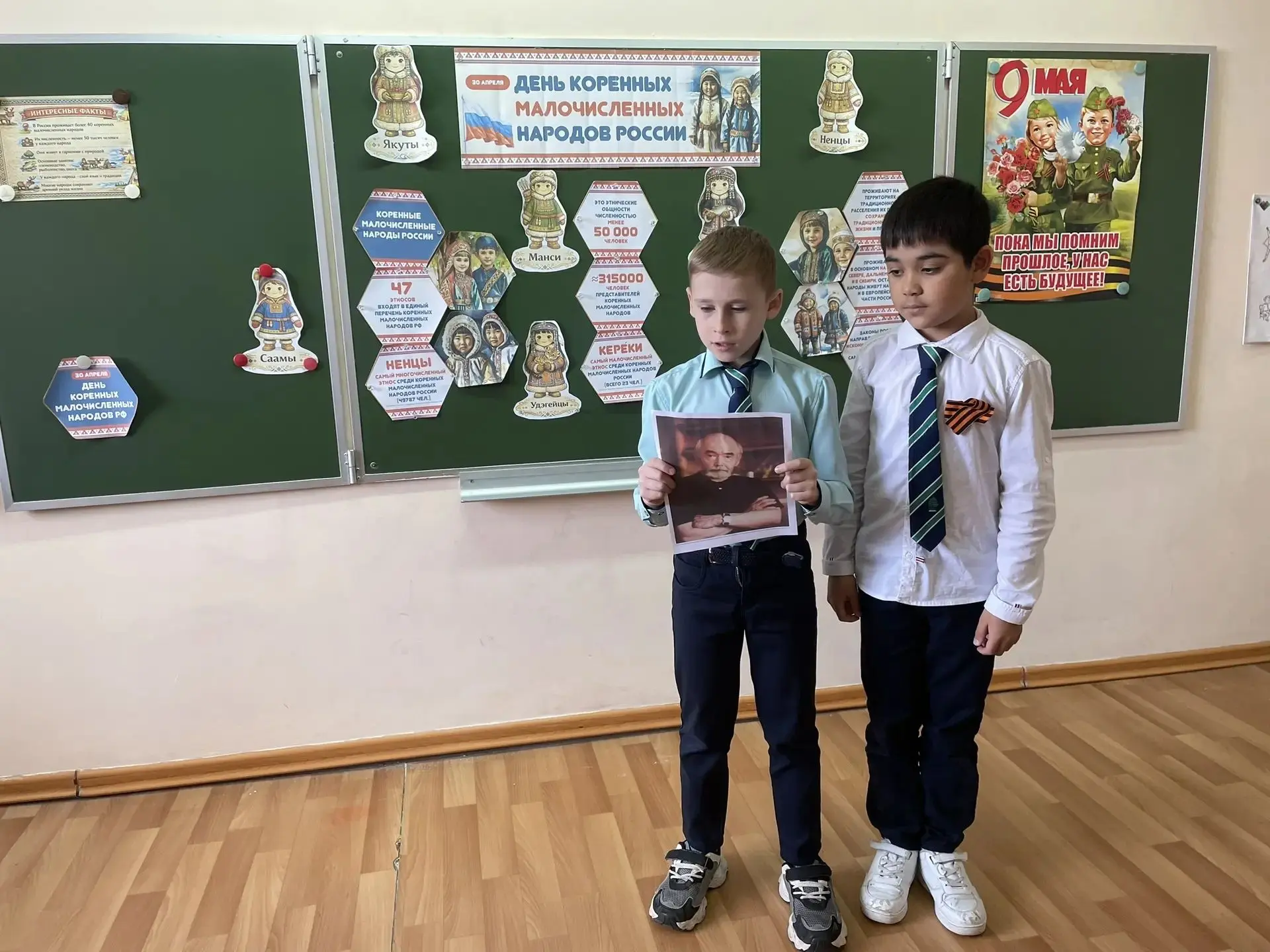Ученики 2 «В» класса провели важное мероприятие! Ребята выступили перед одноклассниками с портретами