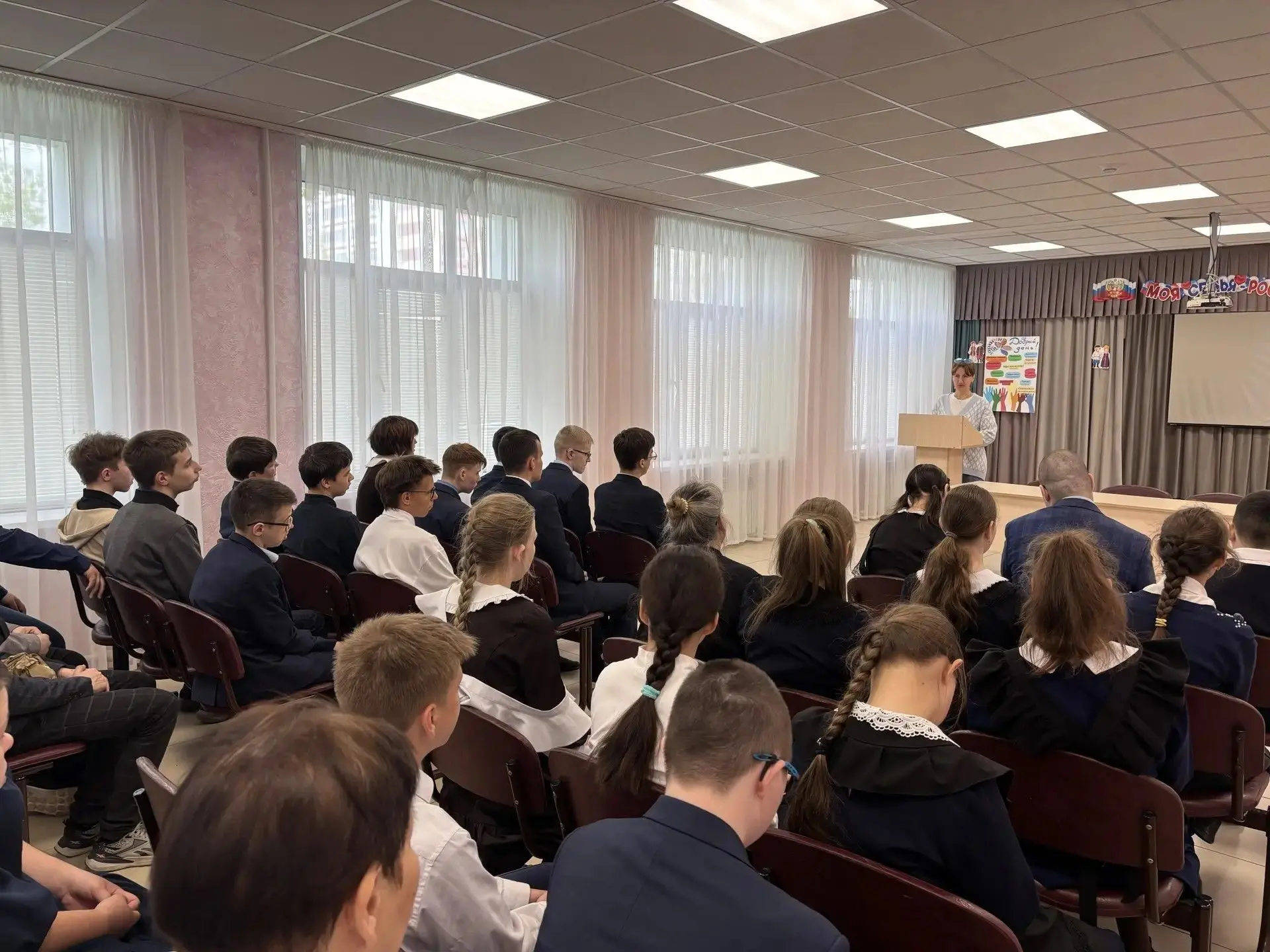 Елена Порозова, медицинский психолог СПИД-центра провела важную профилактическую беседу для учащихся