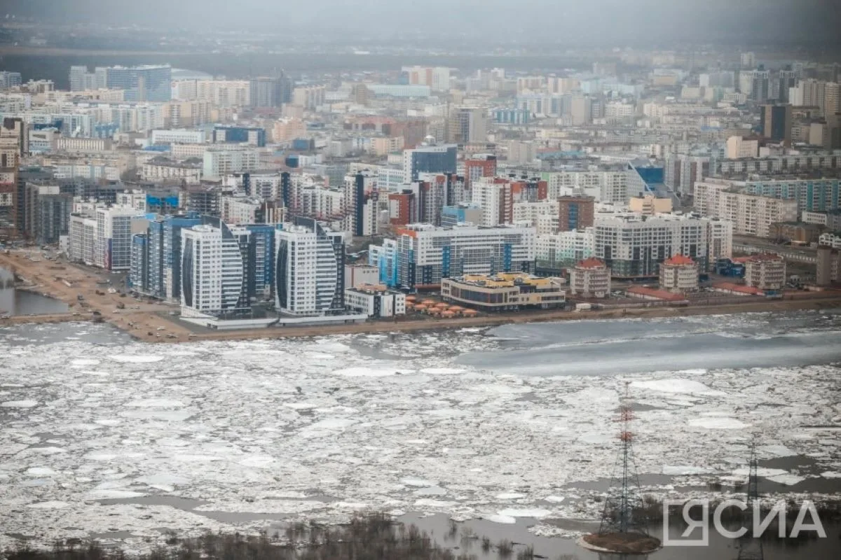 🔴 Ждать осталось недолго: названа дата начала ледохода у Якутска   Подвижки льда на реке Лене у Якут