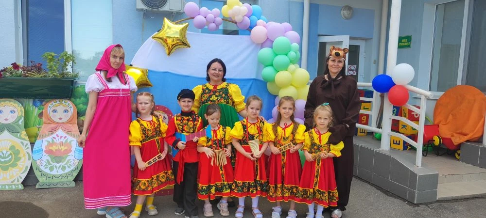 С Днём России, дорогие родители, коллеги и друзья! 🇷🇺