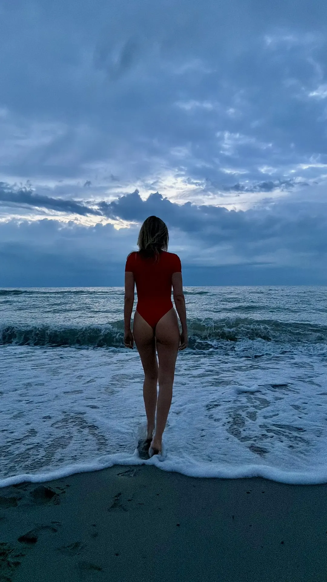 Такой тёплой воды на Куршкой косе я никогда не заставала!
Можно прям плавать.

+18’С

Это уже теплее