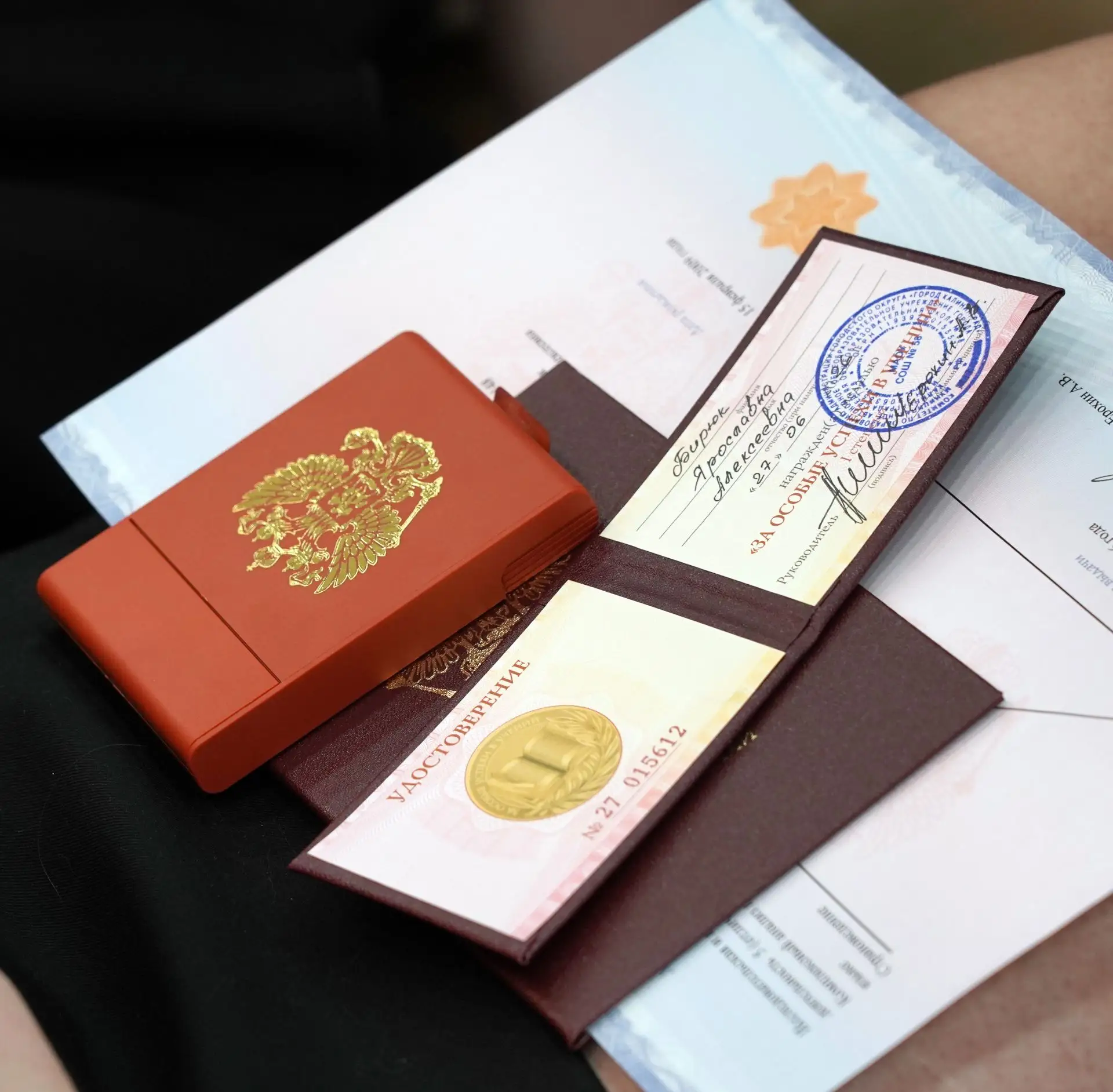 🎓 Вручение аттестатов: фотографии

В субботу в актовом зале корпуса на Благовещенской прошла торжес