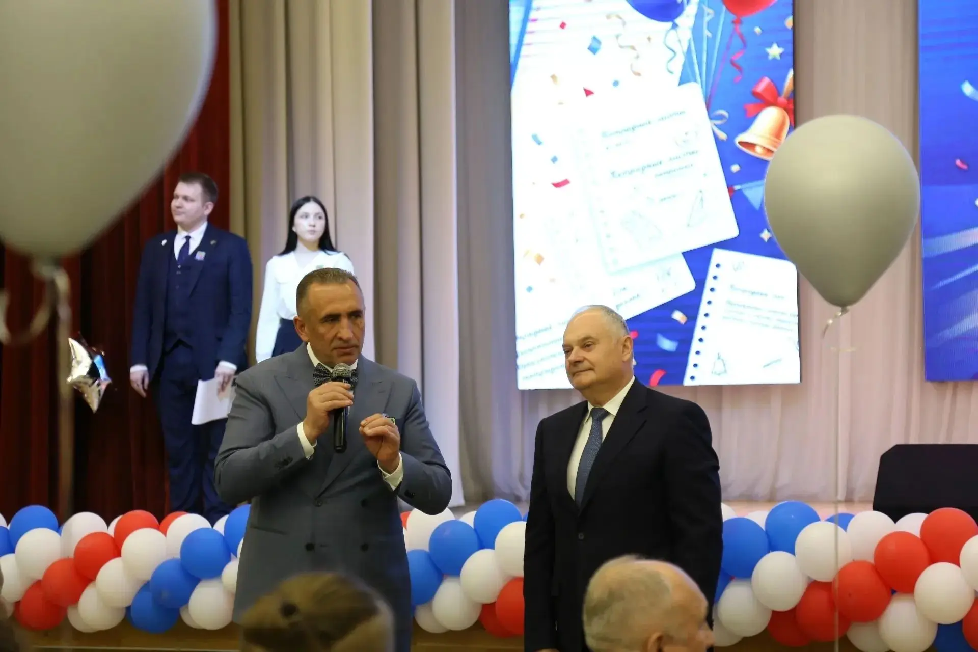 🎓 Ректор ЛЭТИ поздравил выпускников Центра образования «Кудрово» с последним звонком   26 мая ректор
