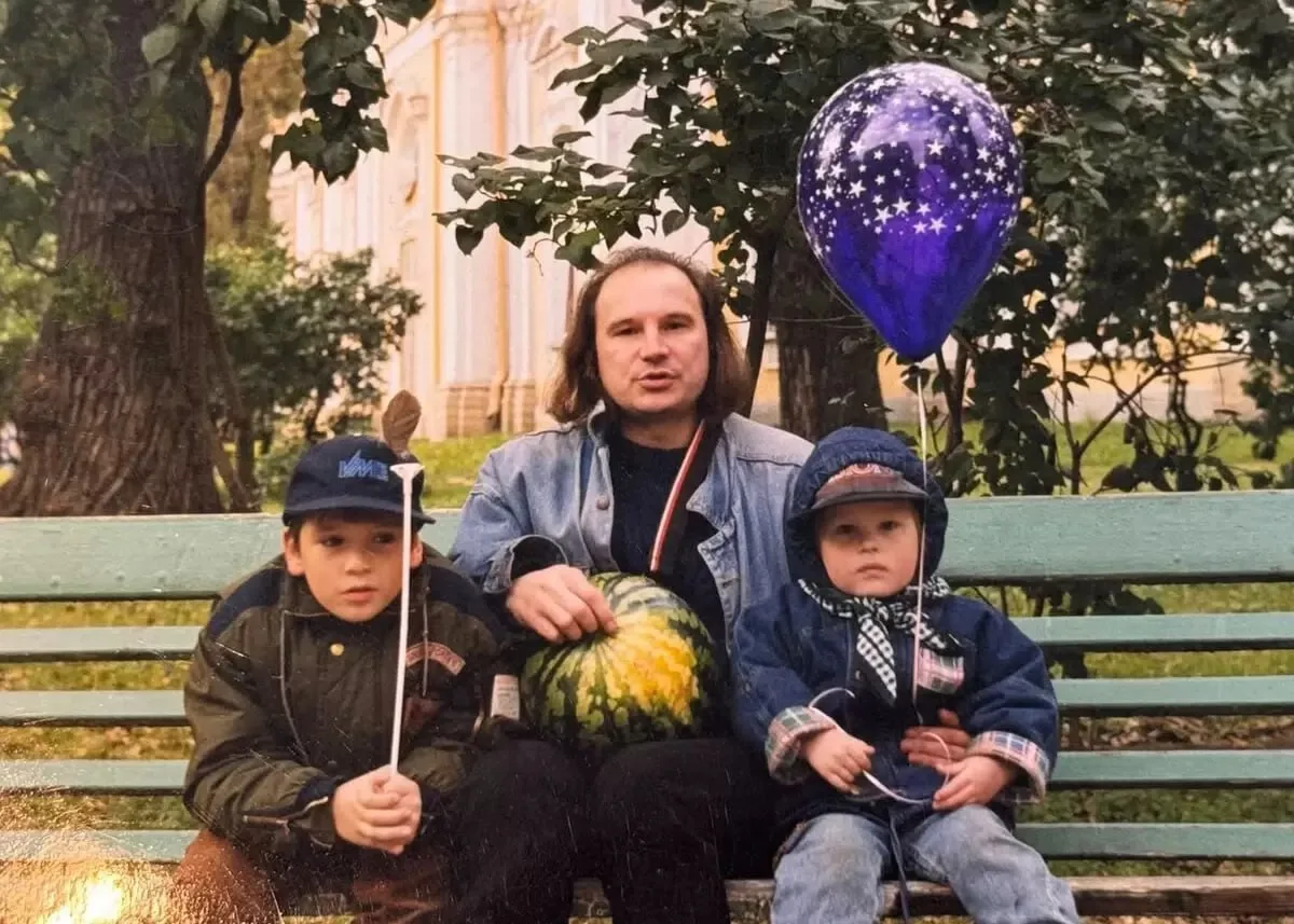 От окружающего мира я спасаюсь у себя в комнате. Сажусь и занимаюсь своими делами. Дома...